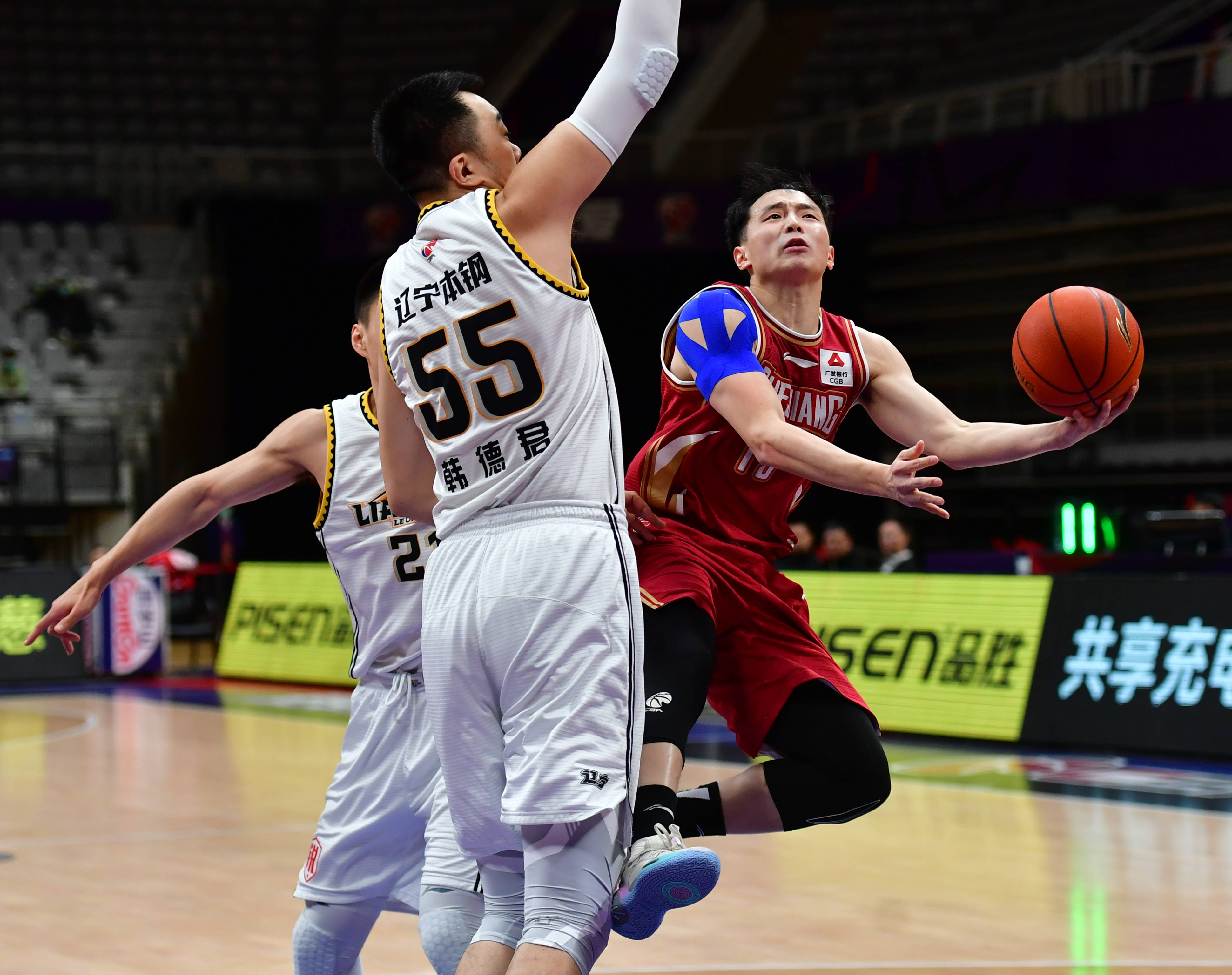 九游体育下载-包含清晨浙江稠州备战CBA常规赛；手感冰凉细节曝光；态度坚定；训练强度明显提升的词条